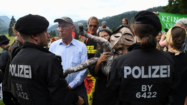 G7 Liderler Zirvesi'nde "iklim değişikliği ve borç affı" gösterisi